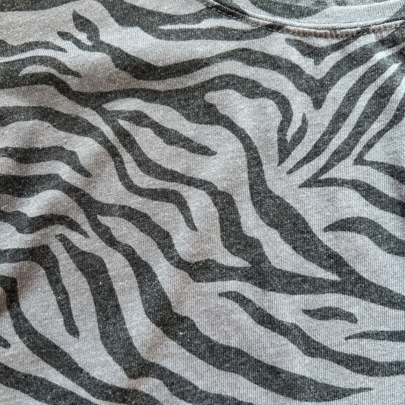 Zsupply Gray and black zebra tee - Picture 4 of 4